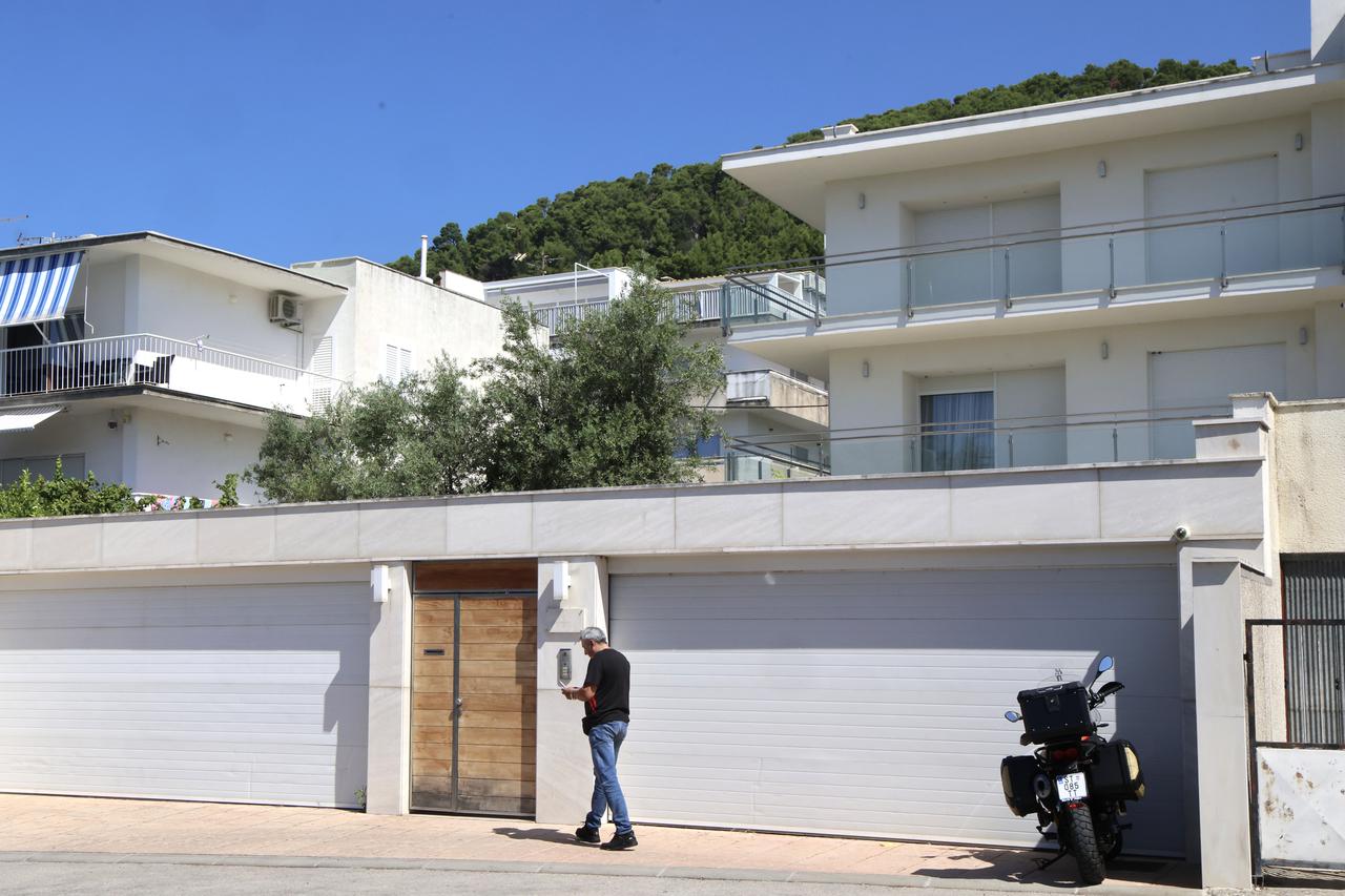 Split: Saša Horvat ispred Kerumove kuće na Mejama: