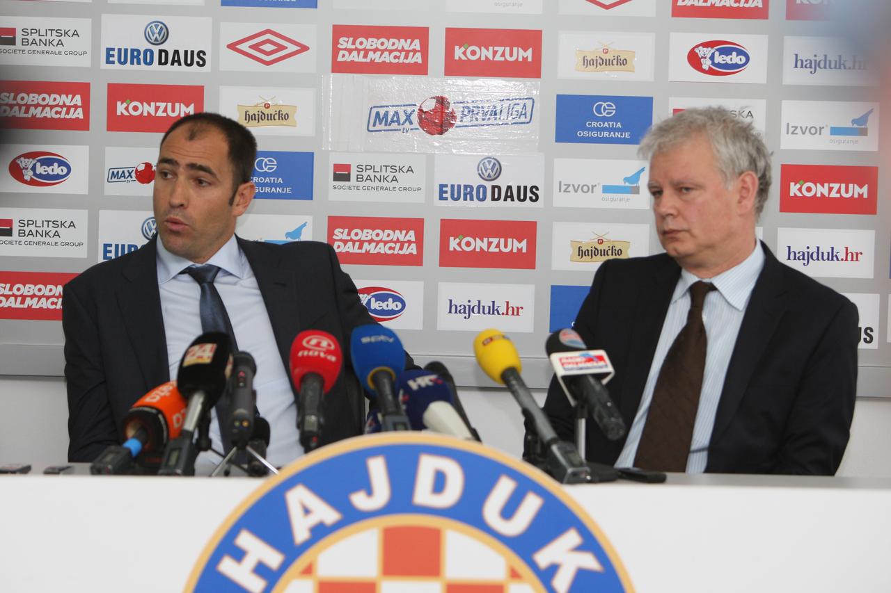 30.04.2013., Split - U Bijelon salonu na Poljudu predstavljen je novi trener Hajduka Igor Tudor koji je objavio da ce mu pomocnici biti Hari Vukas, Jurica Vucko, Tinci Gabric i Boris Peyrek. Igor Tudor i predsjednik Hajduka Marin Brbic. Photo: Ivo Cagalj/