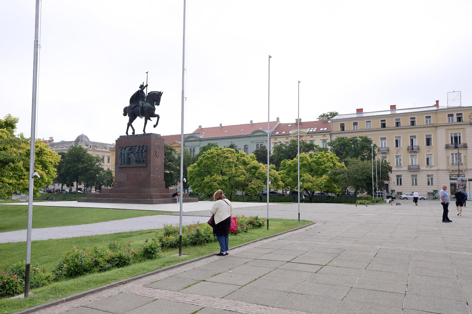 Ona je usred bijela dana prišla jarbolima i pred očima prolaznika počela skidati zastave. 