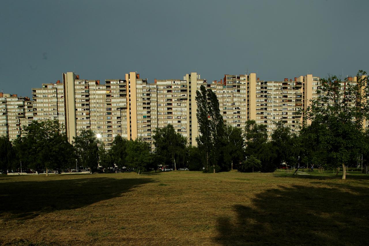 19.05.2015., Zagreb - Novozagrebacko naselje Travno nastalo je sedamdesetih godina. Travno pripada cetvrti Novi Zagreb Istok te u njemu zivi oko 15.000 stanovnika. U Travnom se nalazi i najveca zgrada u Hrvatskoj popularno nazvana Mamutica. Photo: Zeljko 