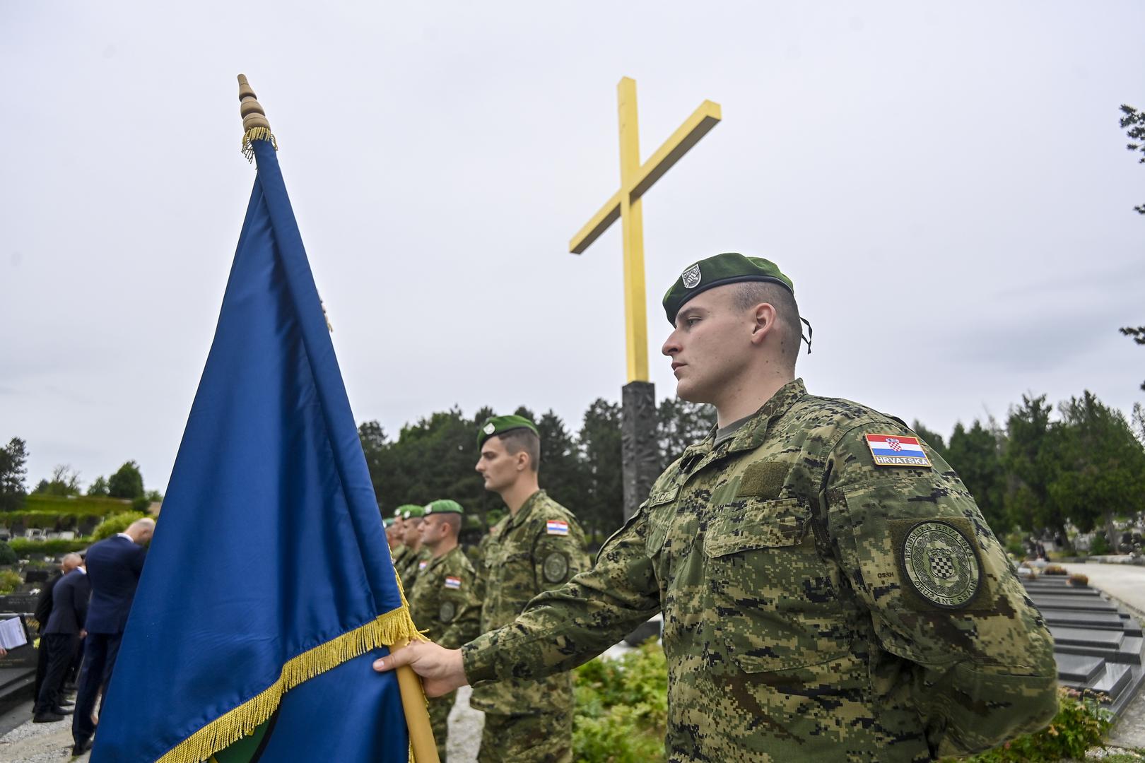Od 17 sati počinju atraktivne vojne vježbe prikaza sposobnosti Hrvatske vojske, a u 18 sati nebom iznad Jaruna preletjet će višenamjenski borbeni avioni Rafale.
