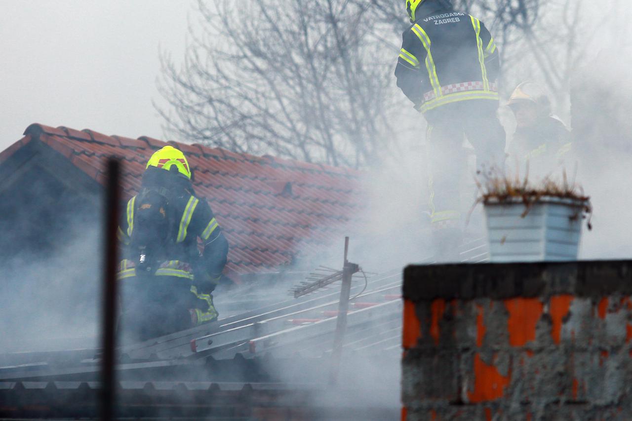 Zagreb: Vatrogasci gase požar kuće u Baošićkom odvojku