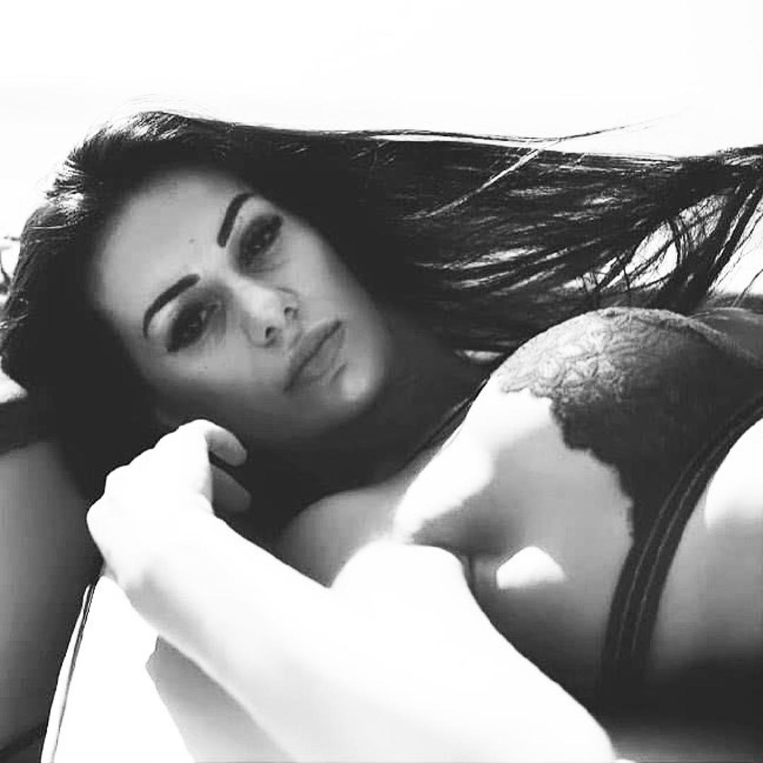 Blerim Džemaili bivši je suprug ove atraktivne Albanke. Pratila ga je 2016. na Europsko prvenstvo,  a ondje je bila i proglašena za Miss EURO-a, a razveli su se zbog njenih javnih priča o seksu.