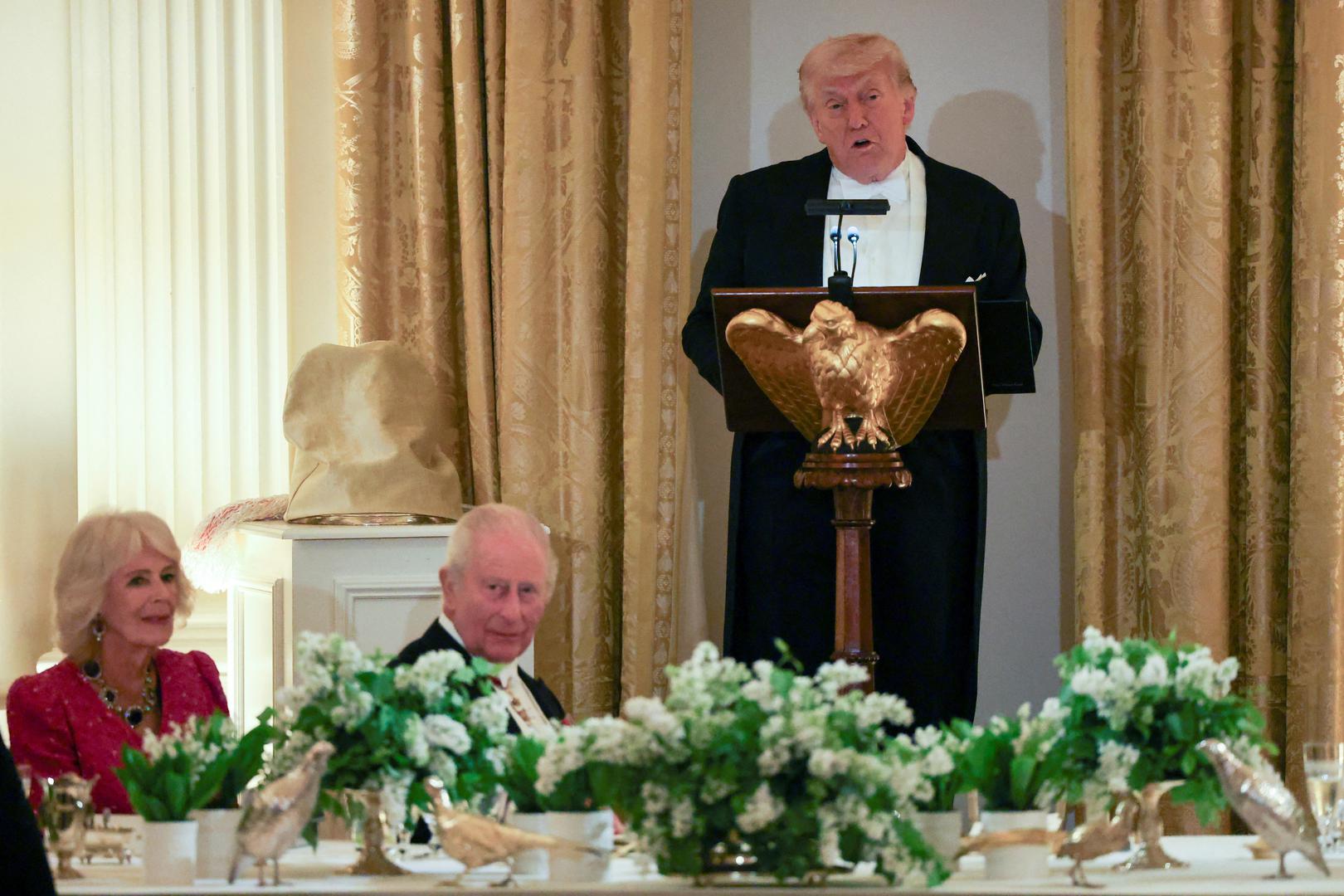 Dok su boje Camillinih kombinacija privlačile pažnju, njezin nakit nosio je suptilniju poruku. Naglasila je kraljevsku tradiciju noseći ametist i dijamantni nakit koji je nekoć pripadao kraljici Viktoriji i kraljici Mary. Dio njezine ogrlice nosila je i kraljica Elizabeta II kao broš tijekom posjeta Washingtonu 1991. godine. 'Još jedan tih i elegantan znak povijesti, kontinuiteta i trajnog posebnog odnosa između Ujedinjenog Kraljevstva i SAD-a.', rekla je dizajnerica.