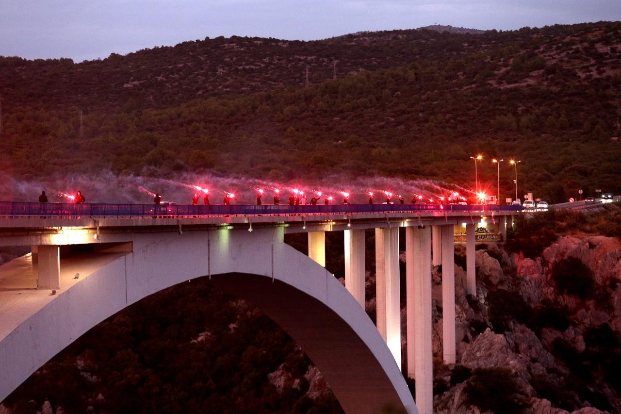 Šibenik: Bakljada na šibenskom mostu u znak sjećanja na početak "Rujanskog rata"