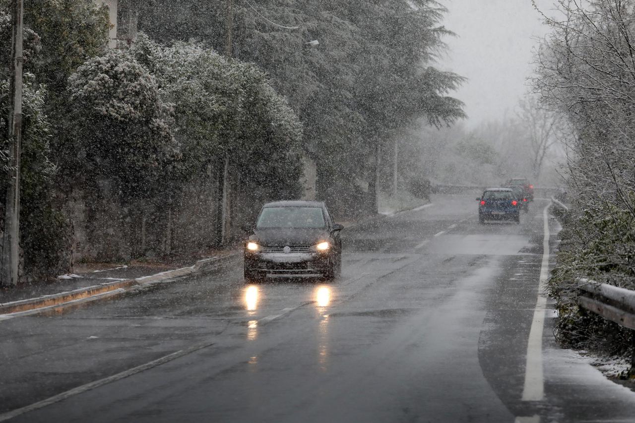 Gust snijeg i jak vjetar na riječkom području