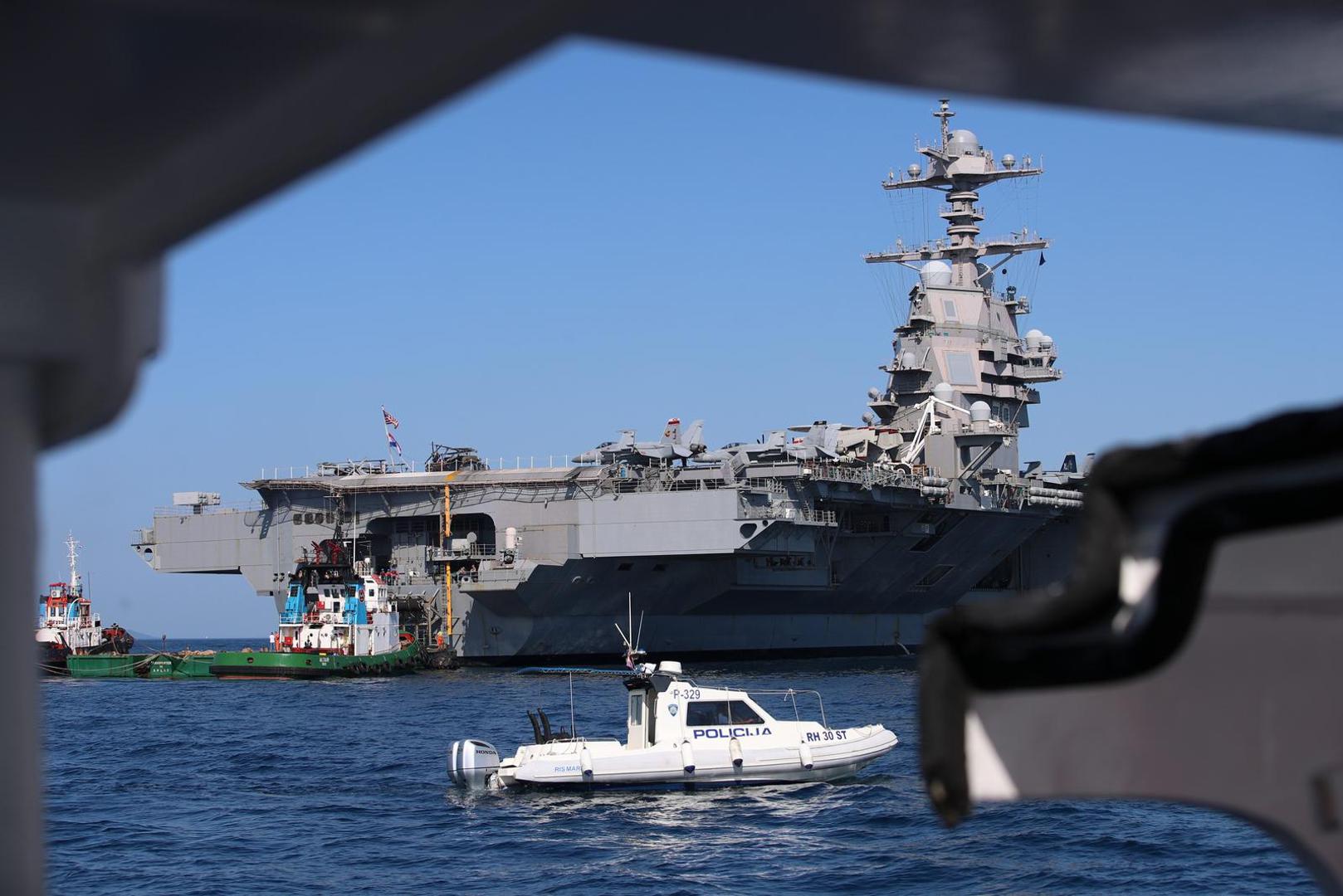 26.06.2023.,Split - Ponos americke mornarice, najmoderniji nosac zrakoplova na nuklearni pogon "USS Gerald R. Ford" uplovio je jutros u Split.Golemi brod, koji privlaci poglede Splicana i turista, najveci je ratni brod u povijesti. Dugacak je više od 330, a visok 76 metara, poput solidnog nebodera, s 25 paluba. Gradnja je stajala 12,8 milijardi dolara, a jos je 4,7 milijardi utroseno za istrazivanje i razvoj. Moze nositi 75 zrakoplova. Posadu, ukljucujuci zrakoplovno osoblje, cini 4500 ljudi. Photo: Zvonimir Barisin/PIXSELL