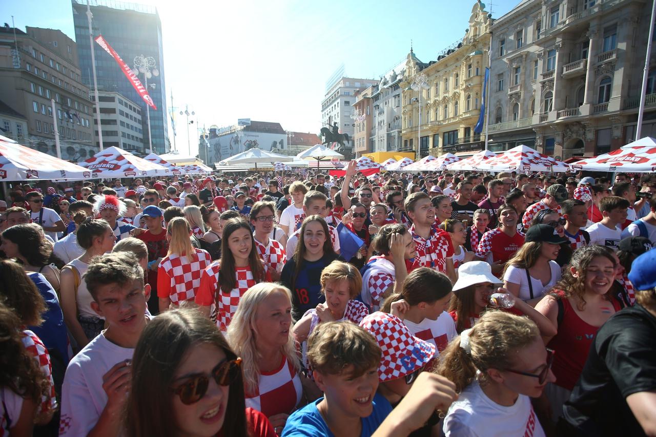 Zagreb: Atmosfera na Trgu bana Jelačića uoči početka utakmice između Hrvatske i Španjolske