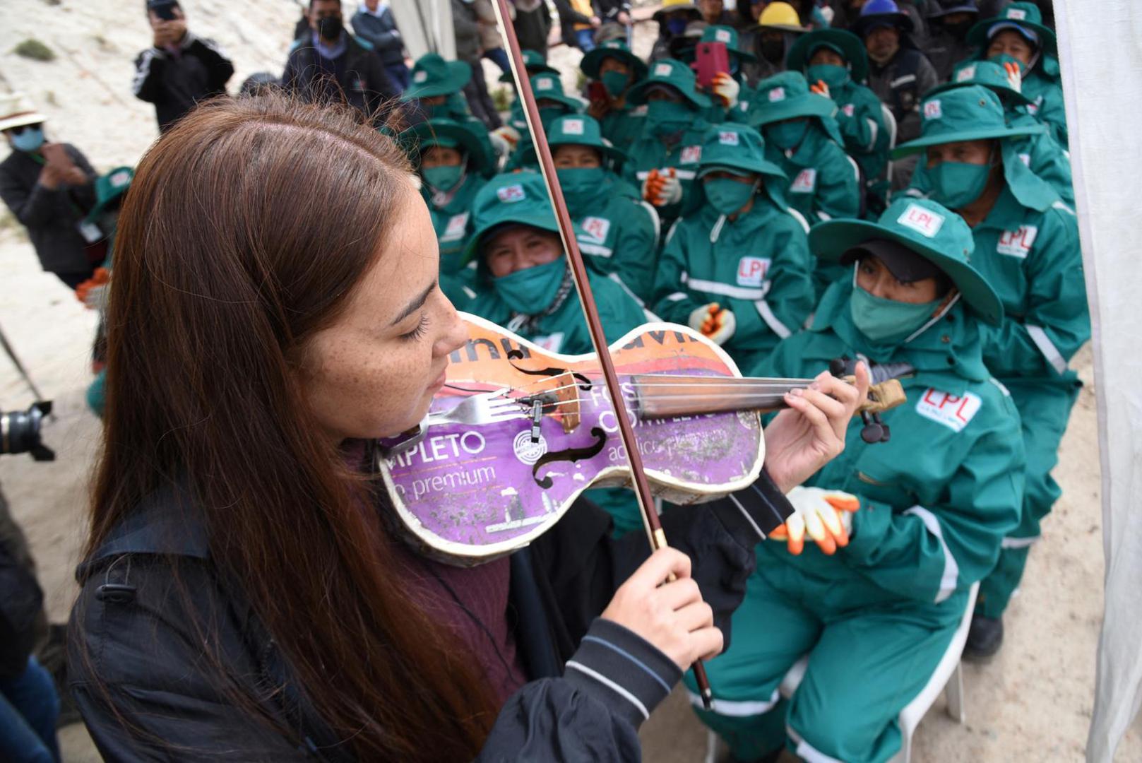 Cinthia Servin,  a musician with Paraguay's Cateura Recycled Instruments Orchestra, plays a violin made with recycled materials at the viewpoint of the Sak'a Churu sanitary landfill in Alpacoma, in La Paz, Bolivia February 27, 2023. REUTERS/Claudia Morales Photo: CLAUDIA MORALES/REUTERS