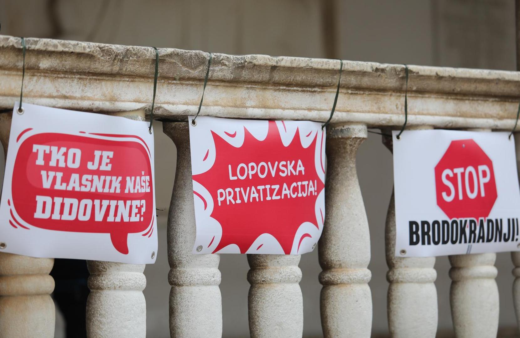 20.02.20220.,Trogir - Na trgu Ivana Pavla II odrzan mirni prosvjed radnika Brodotrogira na kojima su im se obratili predstavnici sindikata,radnika,branitelja i trogirani koji su to zeljeli.
Photo:Ivo Cagalj/PIXSELL