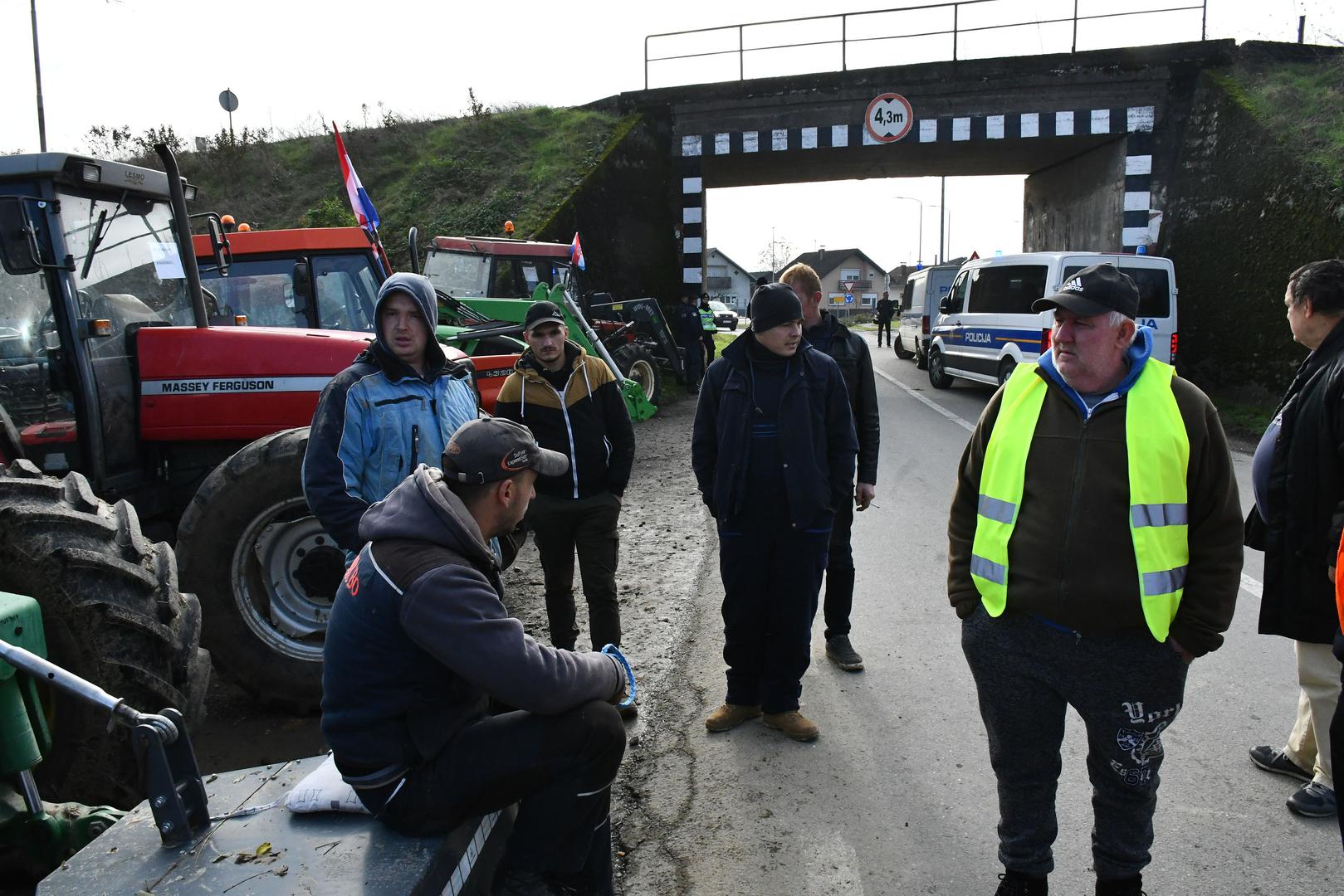 Ministrica poljoprivrede Marija Vučković poručila je prosvjednicima, koji su nezadovoljni mjerama za suzbijanje afričke svinjske kuge, da se mora raditi po propisima, pa ministarstvo ne može prihvatiti dio zahtijeva kojima bi se kršila biosigurnost.