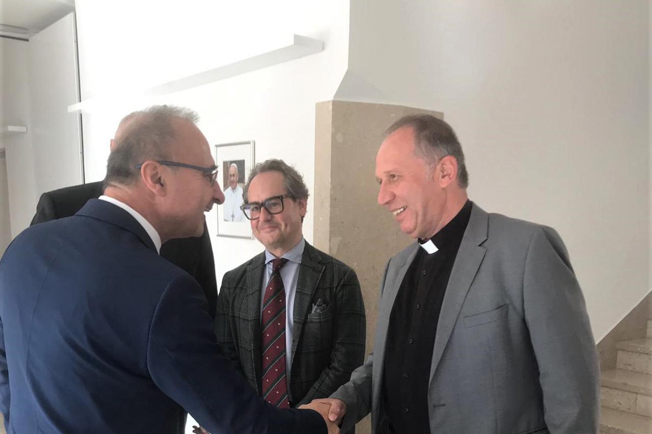 Susret ministra Gordana Grlića Radmana s biskupom Egidijem Živkovićem u Željeznom u Gradišću.