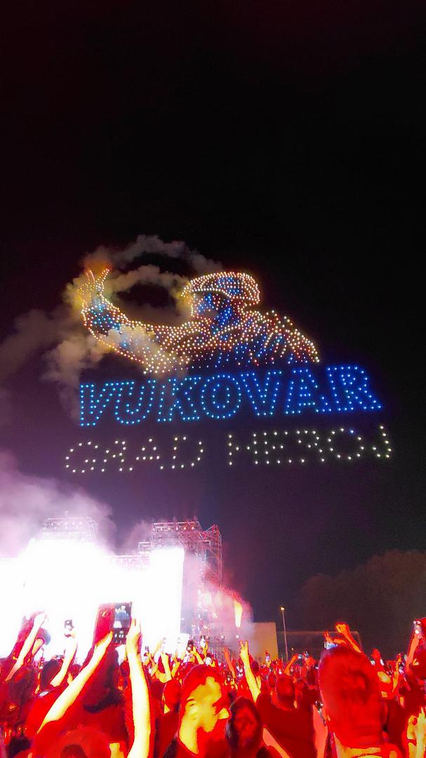 Tako su dronovi iznad koncertnog prostora oblikovali obrise Vukovara, prepoznatljivi Vodotoranj, ali i motive posvećene hrvatskim braniteljima.
