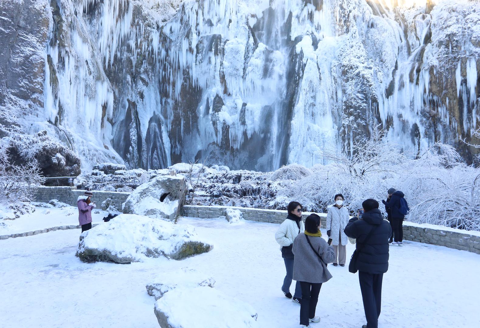 13.01.2024., Plitvicka jezera - Snijeg i debeli minusi zaledili su slapove na Plitvickim jezerima koji mame uzdahe brojnih posjetitelja. Photo: Kristina Stedul Fabac/PIXSELL