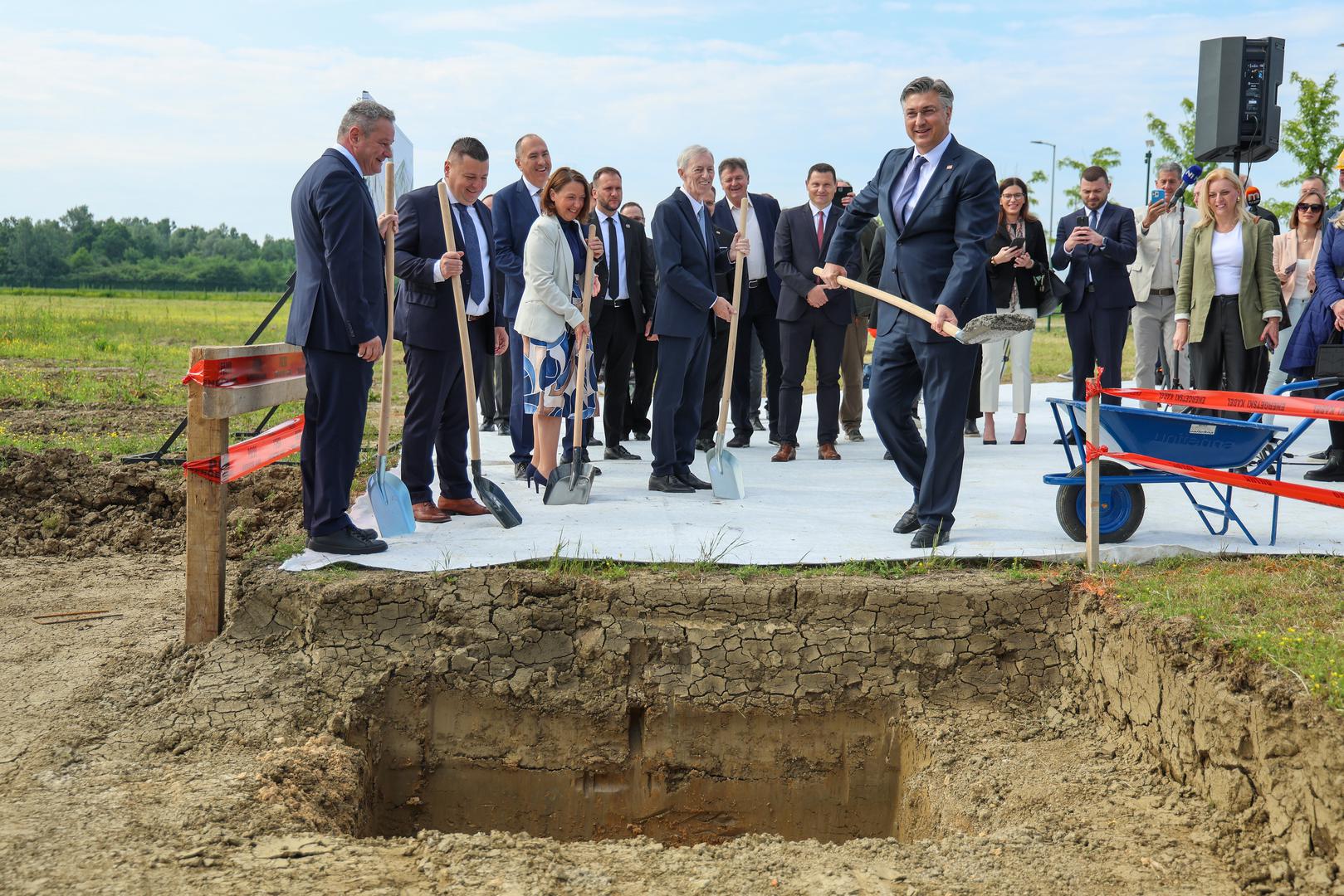 Ukupno predviđeni iznos za izgradnju svih proizvodnih pogona Imunološkog zavoda iznosi oko 90 milijuna eura, bez PDV-a. 