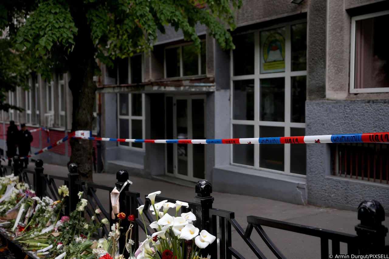 Beograd: Suze i zapaljene svijeće ispred škole gdje je ubijeno osam učenika i zaštitar