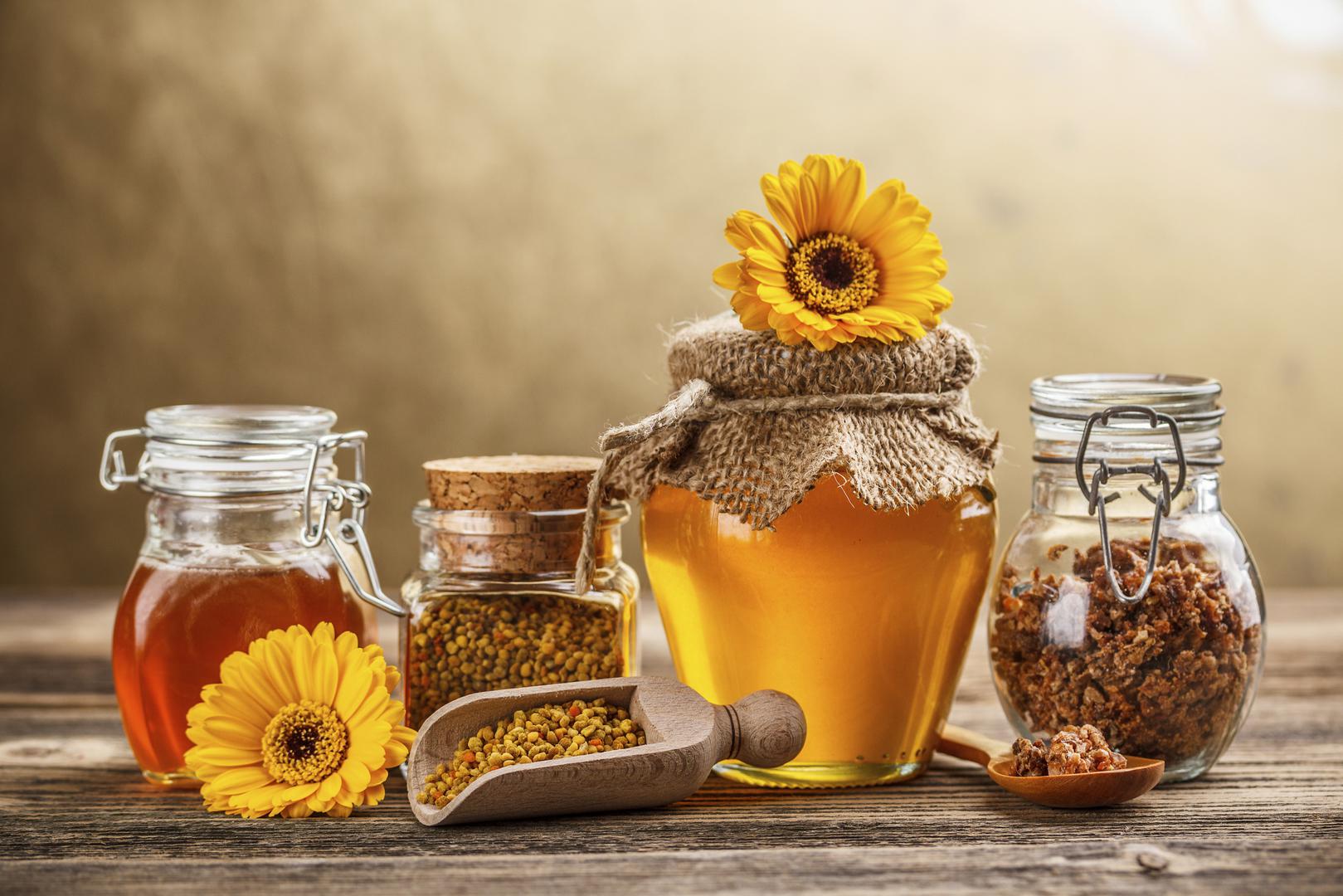 Med – Med je jedna od najzdravijih namirnica koju poznajemo. Ipak, djeci mlađoj od dvije godine ne biste trebali davati med, savjetuju liječnici, jer može sadržavati bakterije koje prouzročuju botulizam, potencijalno smrtonosnu bolest.