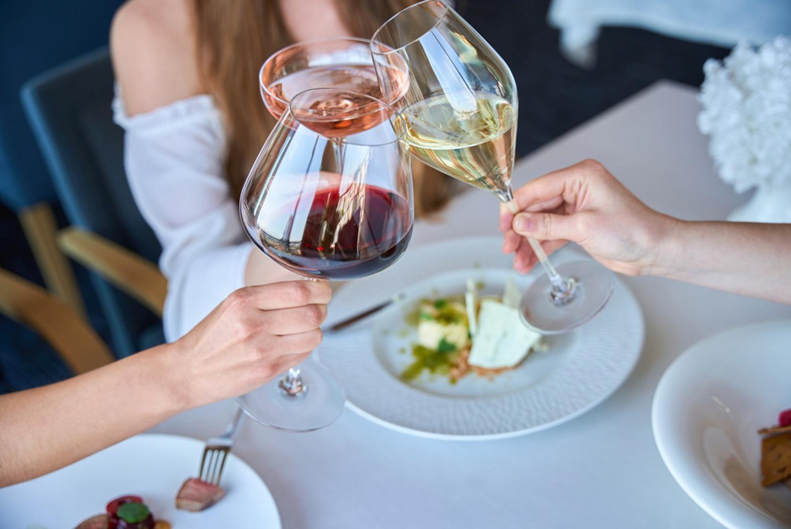Vino 'diše', ali ne uvijek jednako: Kada se vino otvori i dođe u dodir sa zrakom, njegove se arome mogu razviti i omekšati. To posebno vrijedi za neka crna vina bogatije strukture, kojima kratko prozračivanje može pomoći. Ipak, nježna, svježa i starija vina mogu brzo izgubiti svoju ljepotu ako predugo stoje otvorena.