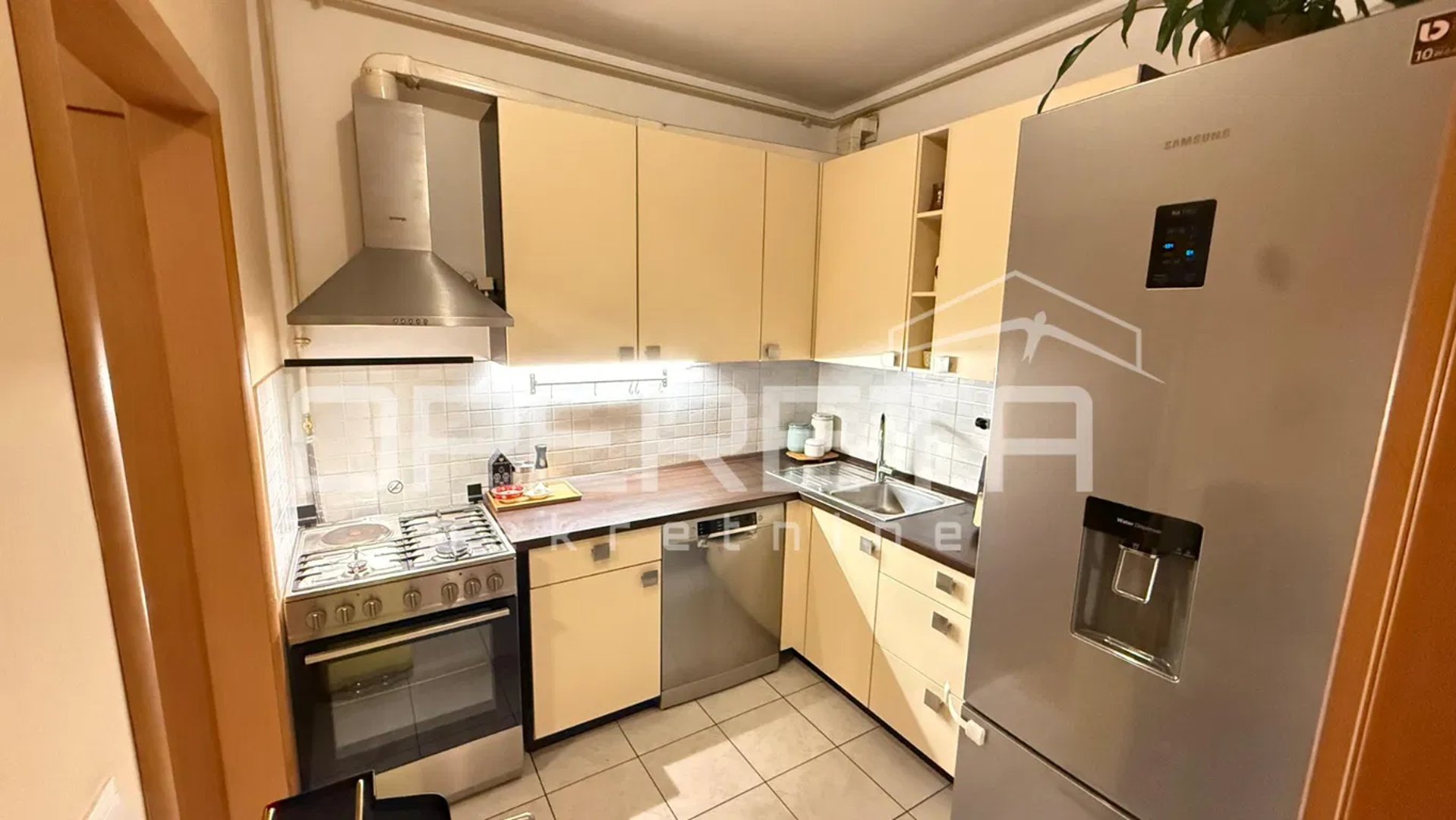 Orjentiran je prema jugu.