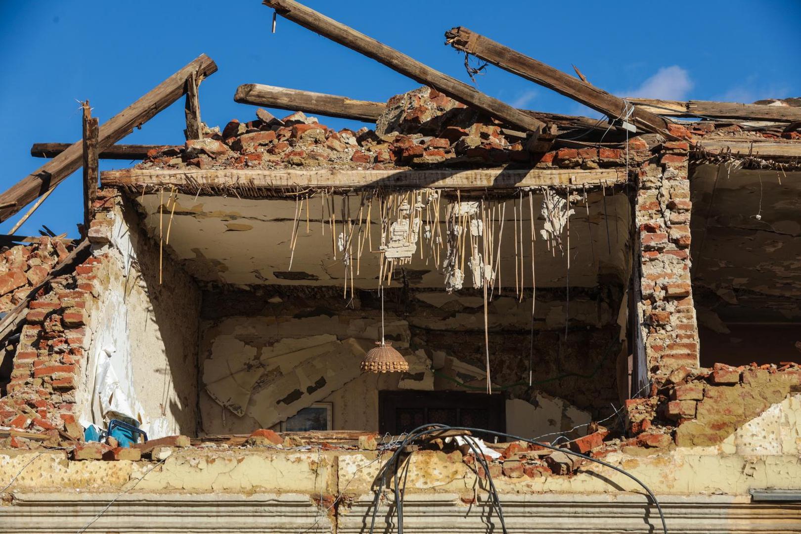 02.02.2021., Petrinja - Nakon tmurna i hladna vremena razrusenu Petrinju zagrijalo proljetno sunce. Prazan grad s pokojim prolaznikom djeluje sablasno.  Photo: Robert Anic/PIXSELL