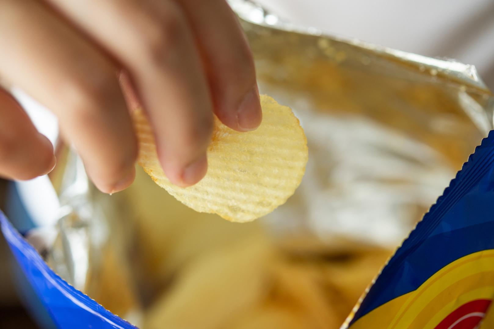 Konzumiranje proizvoda prije plaćanja: Dogodi se da ste gladni ili žedni, ali jedenje ili pijenje prije nego što ste platili većini ljudi djeluje kao kršenje pravila. I ako ste vi sigurni da ćete to kupiti, drugi ne mogu znati vaše namjere, a osoblje se može naći u neugodnoj situaciji. Najjednostavnije je pričekati završetak kupovine pa tek onda otvoriti grickalice ili napitak.