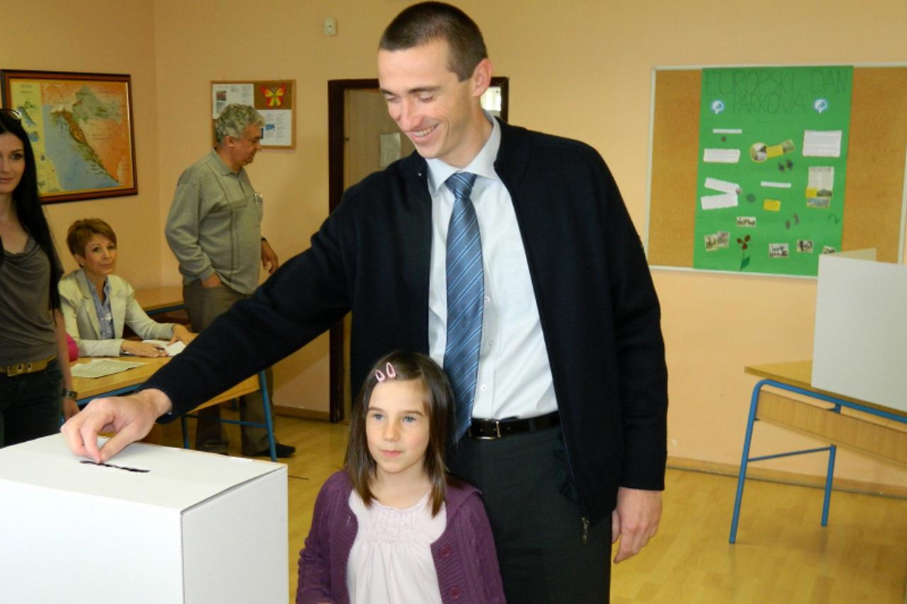 'UNUTRASNJA  02.06.2013. VUKOVAR - Ivan Penava na biralistu Branimir Bradaric/Vecernji list'