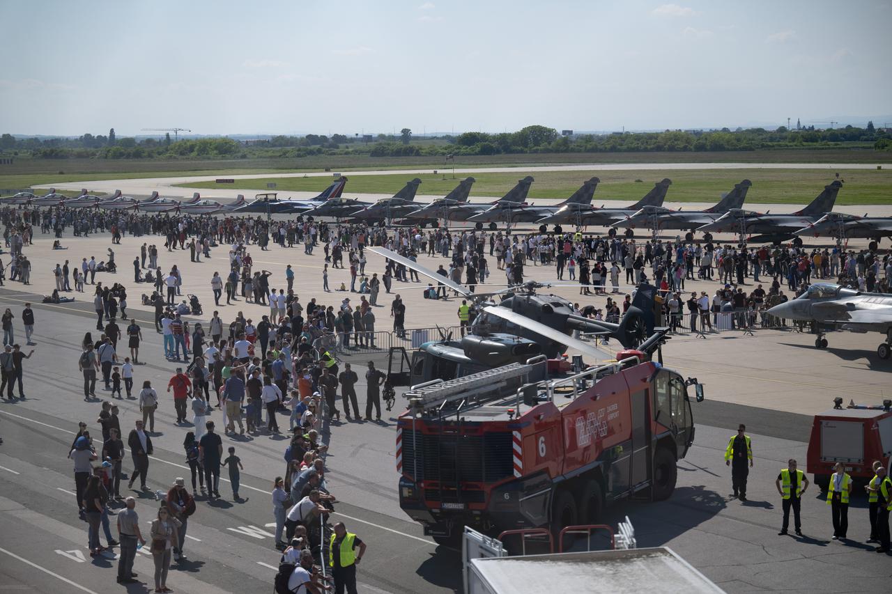 Do sada neobjavljene fotografije iz fonda MORH-a prikazuju održavanje smotre eskadrile letjelica na sinjskom aerodromu i pripadajuća kombi-vozila koja su služila za navođenje