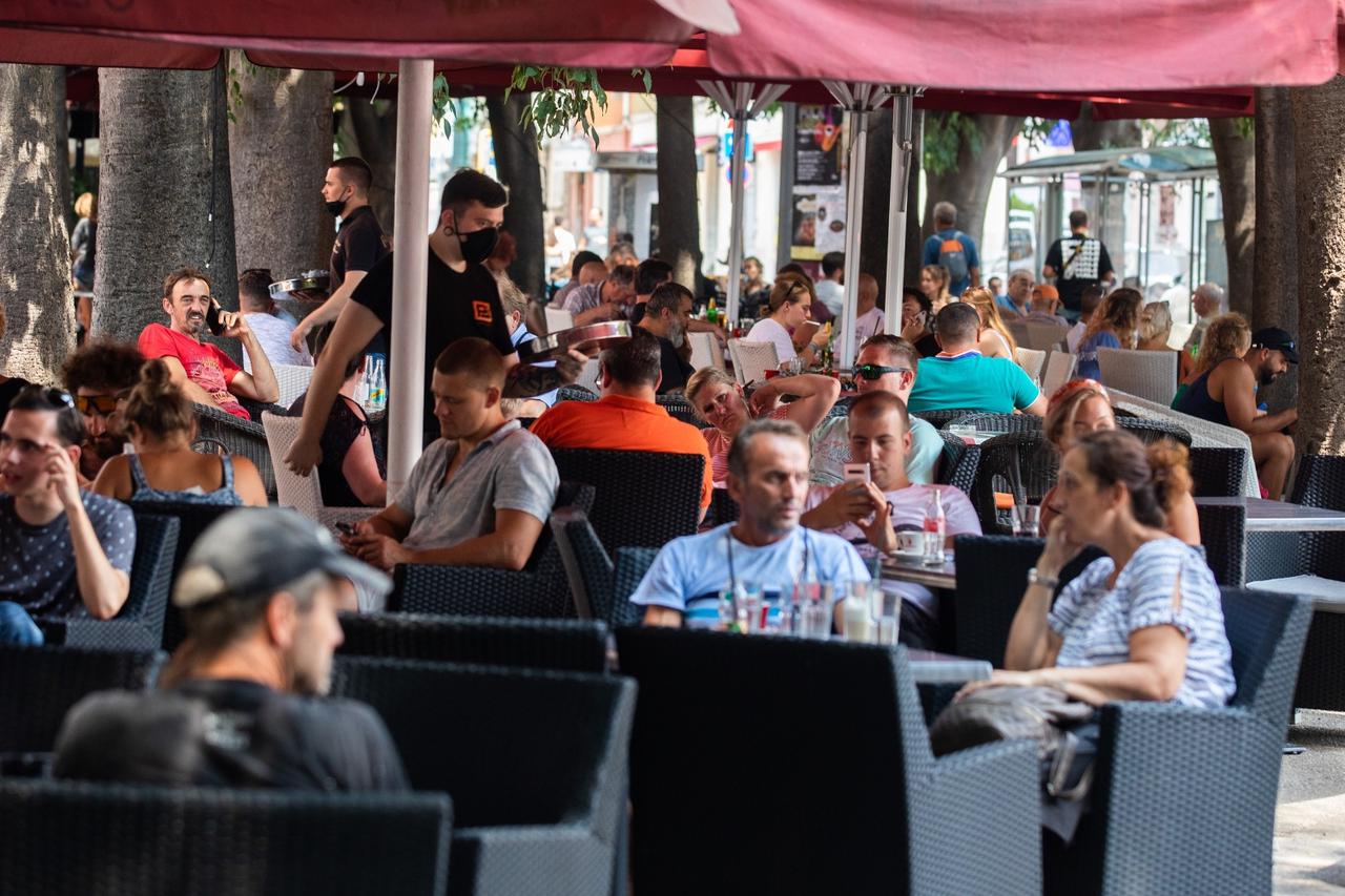 Od danas noćni klubovi, barovi i kafići smiju raditi samo do ponoći