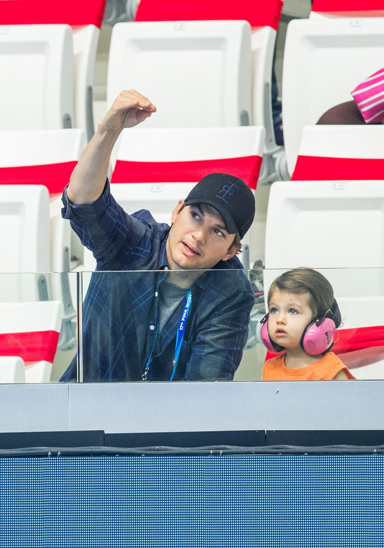 Tada je počeo uzimati lijek koji je usporio  ispadanje kose, ali kad je odlučio imati djecu sa suprugom Milom Kunis prestao je uzimati lijek. 