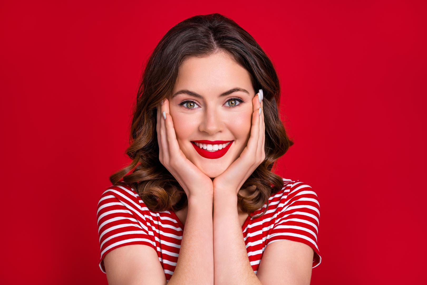 Ipak, psihologinja Goldman upozorava da se njihova energičnost ponekad može manifestirati kroz agresivnost ili potrebu za pažnjom. Istraživanja su također pokazala povezanost između sklonosti crvenoj boji i neprijateljskog ponašanja. Ljubitelji zemljano crvene nijanse, s druge strane, više cijene stabilnost, tradiciju i osjećaj sigurnosti.