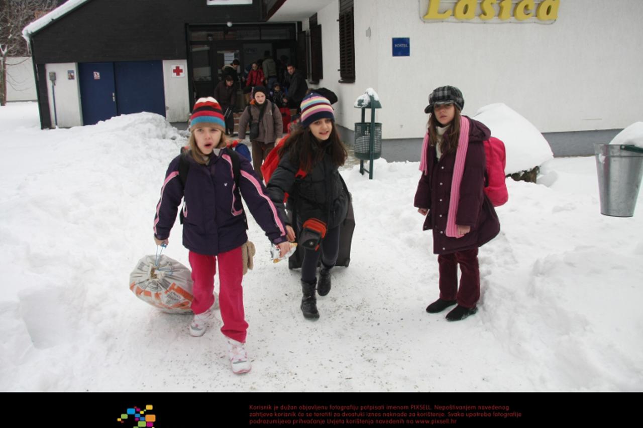 \'25.01.2011. Bjelolasica - Glavna zgrada s restoranom i sportskom dvoranom Hrvatskog olimpijskog centra na Bjelolasici izgorjela je u pozaru i kroviste se urusilo, no ozlijedjenih nema.Evakuacija 85 