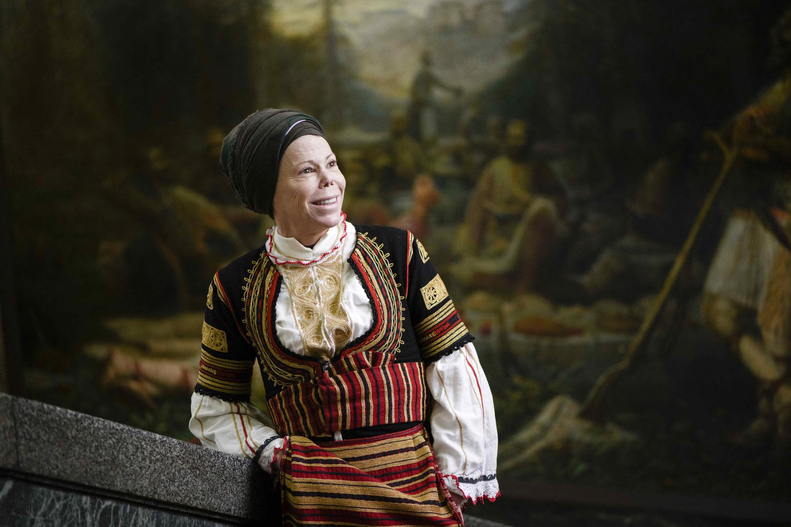 Princeza je, piše dalje, očarana bugarskim nacionalnim vezovima, kopčama, rukotvorinama i nošnjama. Često je se može vidjeti u bugarskim kostimima njezine bake, kraljice Giovanne, na raznim svjetskim događanjima, u kombinaciji s modernim naglascima i detaljima. 