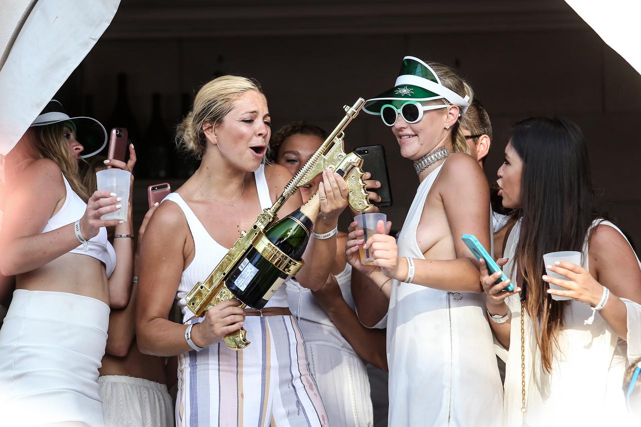 Luda zabava i šampanjac, koji je tekao u potocima, obilježili su današnji Yacht week party u klubu Carpe Diem na Hvaru. Velika vrućina ili previše alkohola razlog su što su neke djevojke pokazale i više nego što je na Hvaru pristojno.