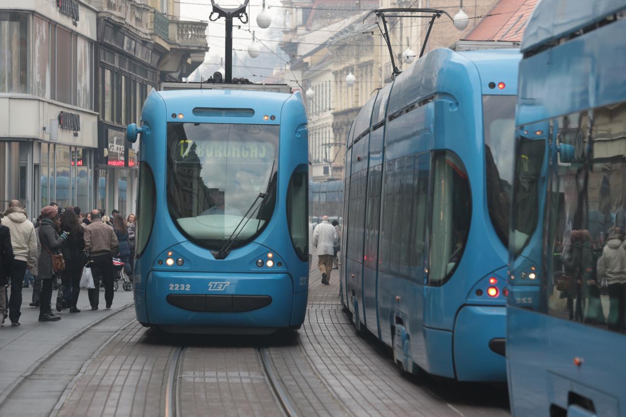20.12.2013., Zagreb - U popodnevnim satima na Ilici stvorio se veliki zastoj tramvaja. Promet u oba smijera tece vrlo otezano.  Photo: Patrik Macek/PIXSELL