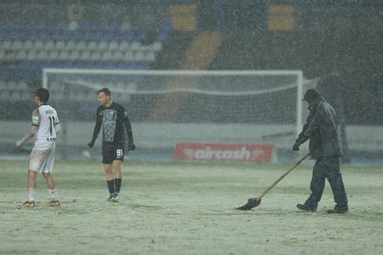 Osijek: Djelatnici čiste travnjak tijekom utakmice Vukovar 1991 - NK Slaven Belupo