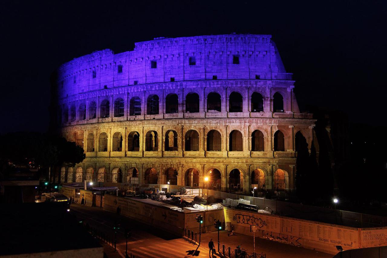 Rimski Koloseum osvijetljen bojama ukrajinske zastave na godišnjicu ruske invazije