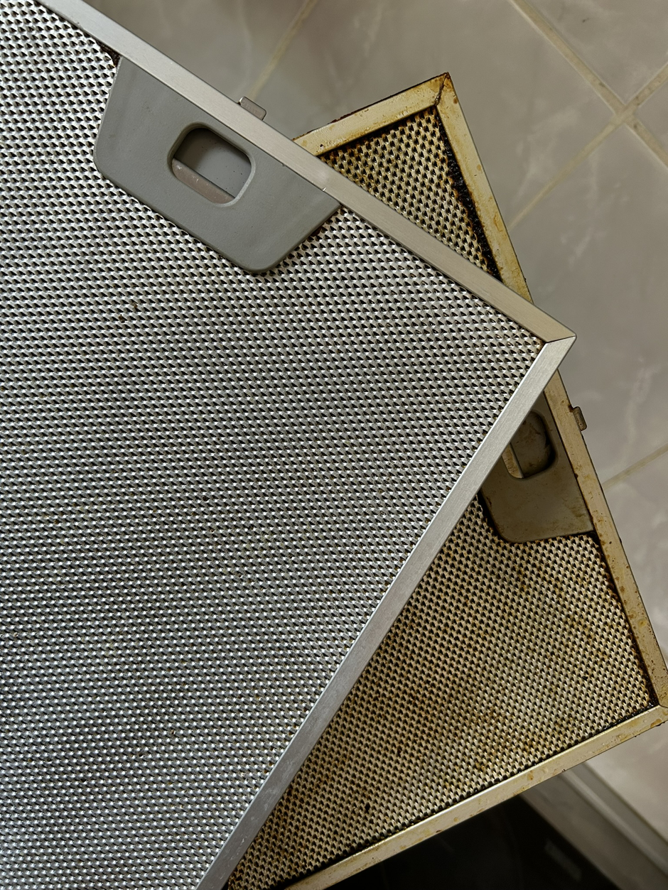 Dosta se masnoće već i samim stajanjem u vodi sa sodom bikarbonom ‘odlijepilo’ od filtra