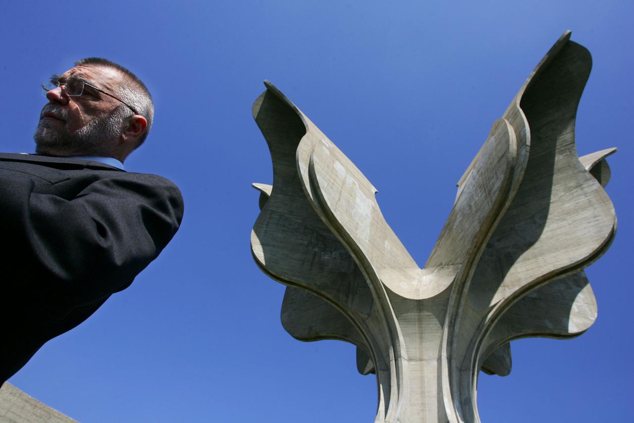 22.04.2005.,Jasenovac - stipe mesic polaze vijenac kod spomenika. Photo: Zeljko Lukunic/PIXSELL