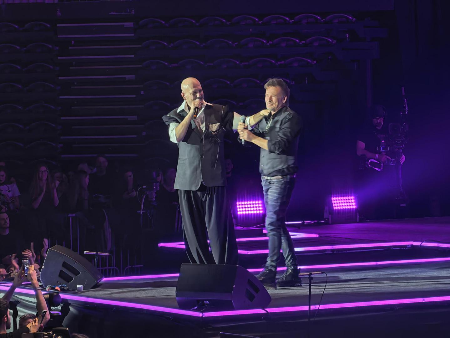 Večer je bila posvećena uspomenama, ljudima i iskrenom glazbenom putu gdje su pjesme poput "Mjesta za mene", "Iskre", "Astronauta", "Male trube", "Sama", "Blijeda u proljeće" i "Potpuno je nevažno" odjekivale kroz dvoranu.