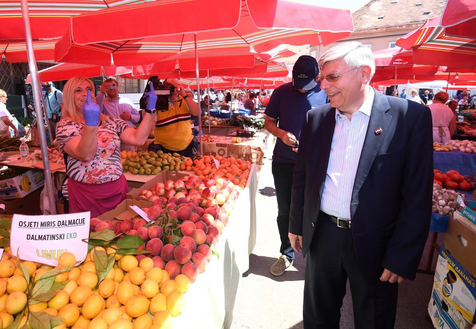 Prilikom šetnje gradom i druženja s građanima, jedna prodavačica na Dolcu pokazala je dva srednja prsta Željko Reineru i ostalim HDZ-ovcima koji su bili u obilasku.