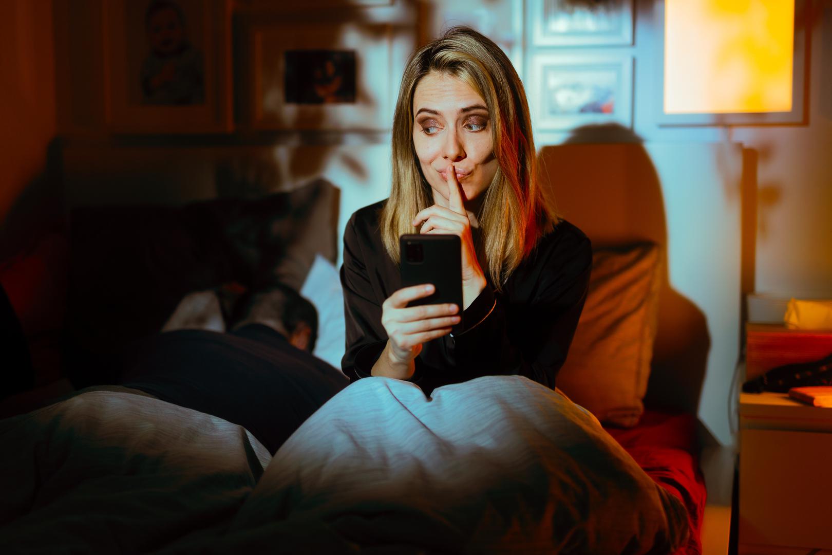 Rak: Vodeni je Rak jako brižan kad je u vezi i vrlo zaštitnički nastrojen prema svom partneru, no nedostatak podrške partnera mogao bi ga navesti da utjehu potraže drugdje. Inače je vrlo miran, privržen i voli brinuti za druge, a jako cijeni i kad netko o njemu brine. U potragu za aferom najčešće će krenuti osjeća da ga partner ne cijeni.