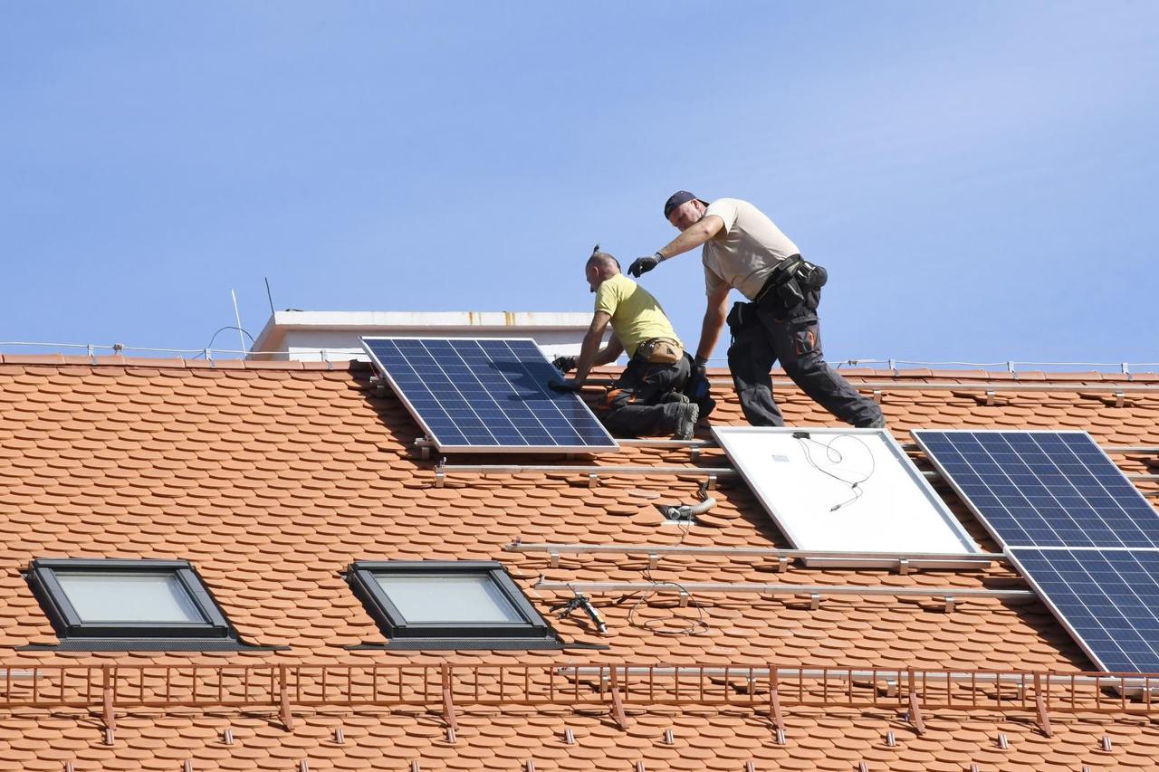Sisak: Postavljanje solarnih panela na krovište Doma zdravlja