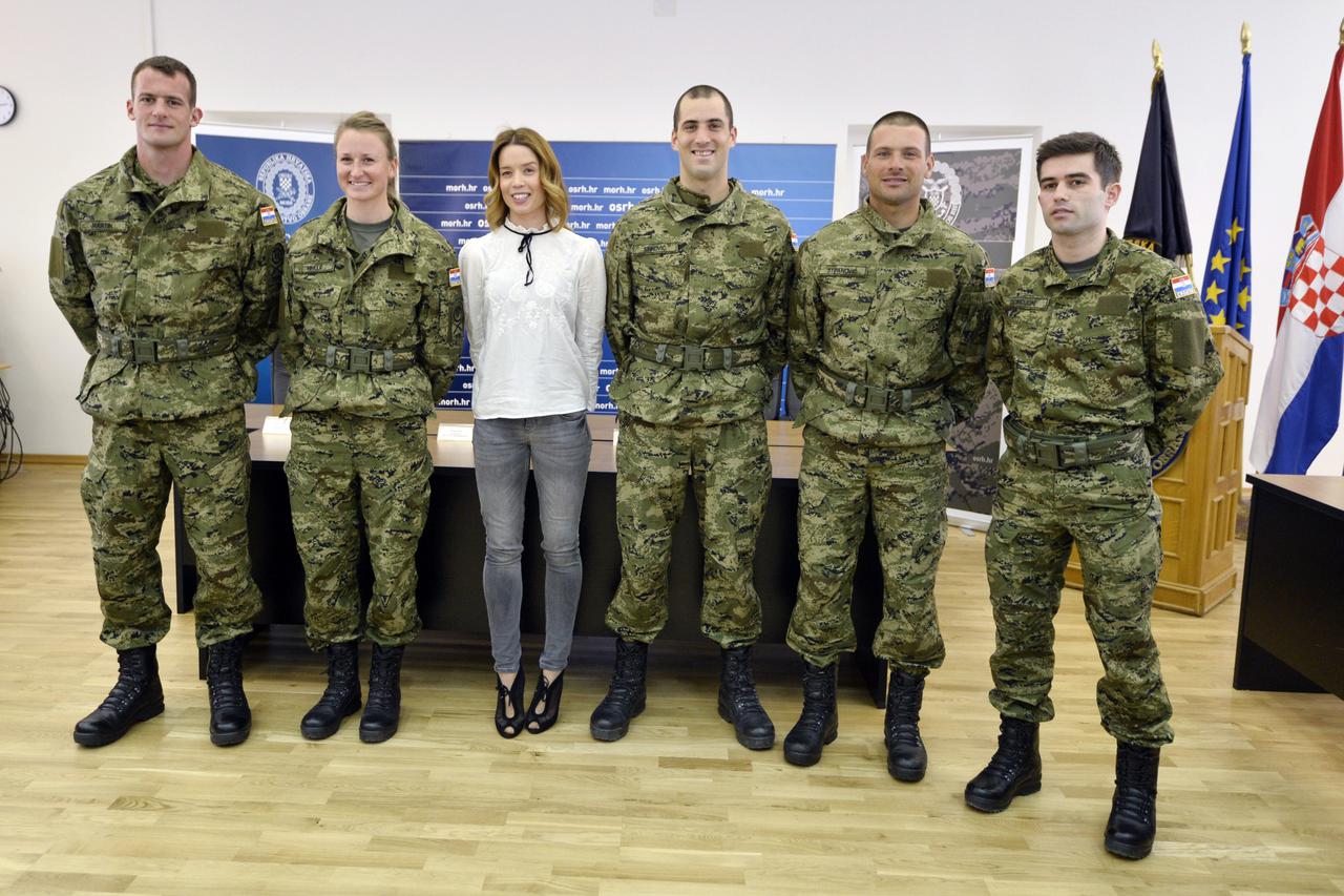 04.03.2015., Zagreb - Ministarstvo obrane i Hrvatski olimpijski odbor potpisali su novi sporazum o suradnji, unapredjenju i razvoju sporta u RH, te sportase uvrstili medju oruzane snage. Tina Mihelic, Tonci Stipanovic, Ana Zaninovic, Damir Martin, Danil D
