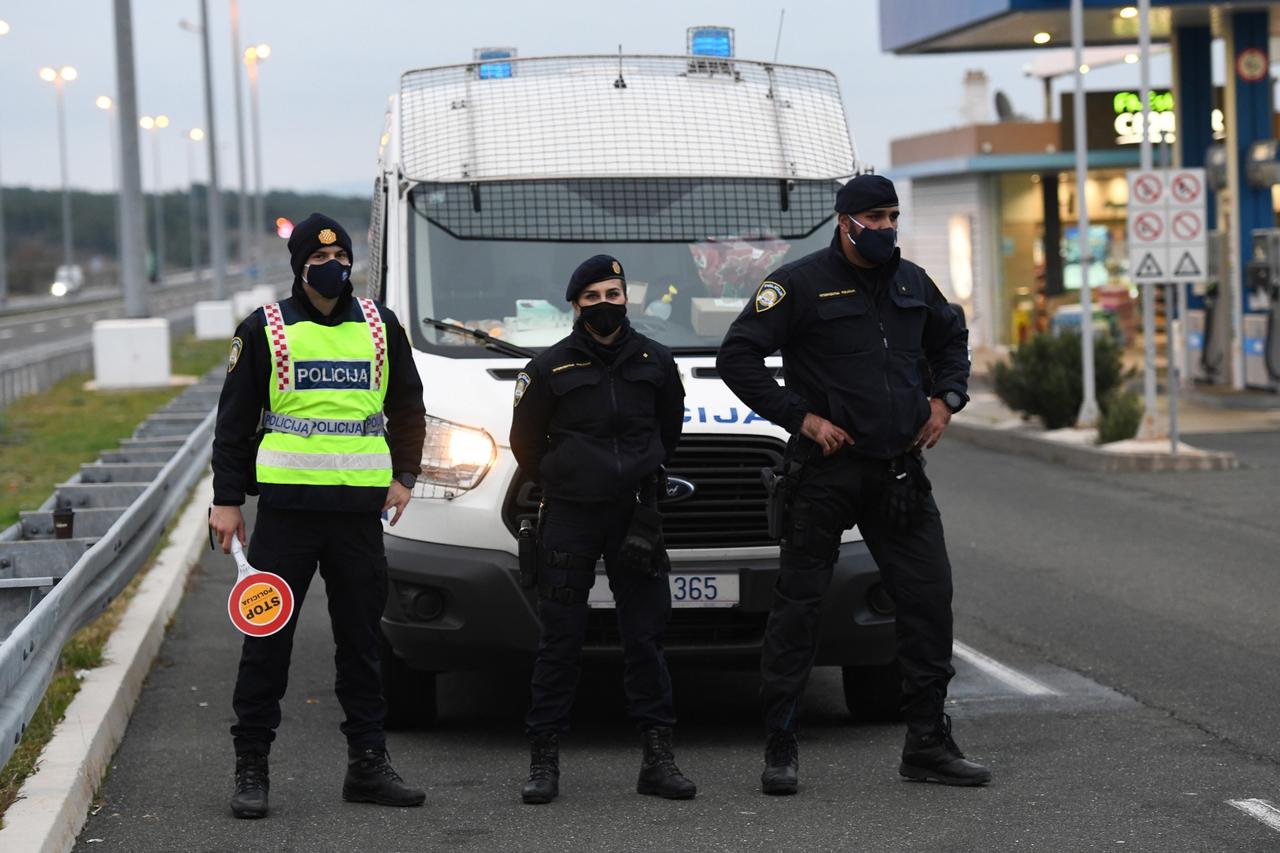 Policija na punktovima diljem Hrvatske provjerava propusnice