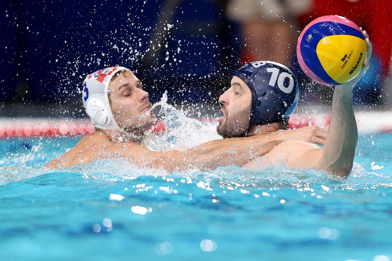 Hrvatski vaterpolisti pobijedili su Srbiju sa 14:12 u te osigurali plasman u četvrtrfinale  Olimpijade
