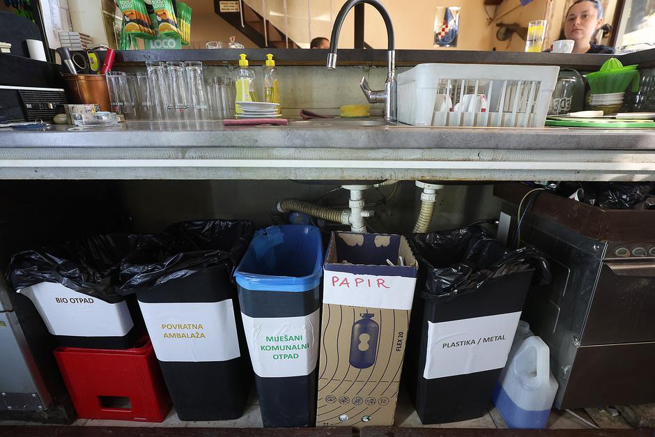 Zagreb: Kafić Kavalir razvrstava otpad  i donira ambalažu u humanitarne svrhe