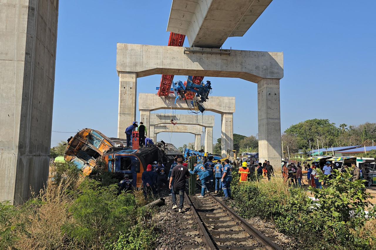 Photo Flash | Crane collapse derails train in Thailand, killing 22