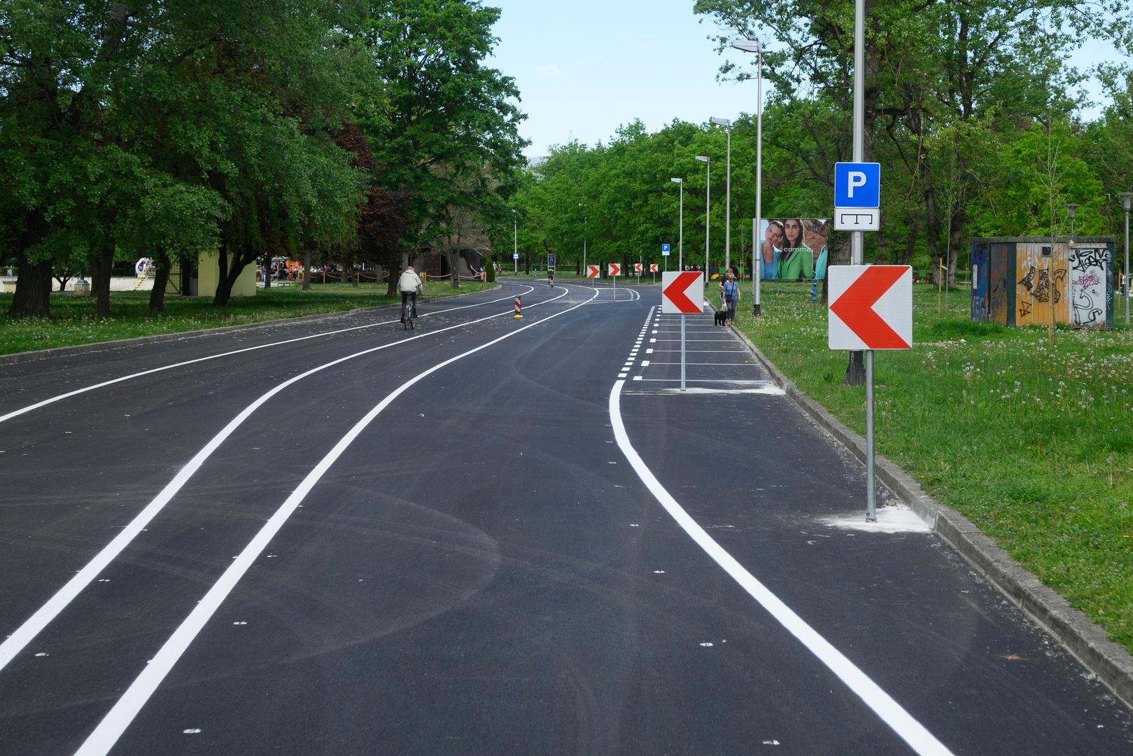 Nova prometna regulacija uvodi dva prometna traka za dvosmjeran biciklistički promet na unutarnji obod Aleje Matije Ljubeka, bliže jezeru, što je, kako su istaknuli u Gradu, znatno sigurnije od dosadašnjeg rješenja, a radi izbjegavanja presijecanja biciklističkog prometa i motornih vozila. 
