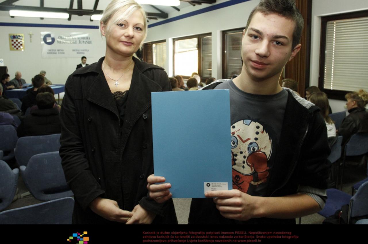 '07.11.2012., Cakovec - Obrtnicka komora stipendirala ucenike koji su odabrali deficitarna zanimanja. Mario Novak s majkom.  Photo: Vjeran Zganec-Rogulja/PIXSELL'