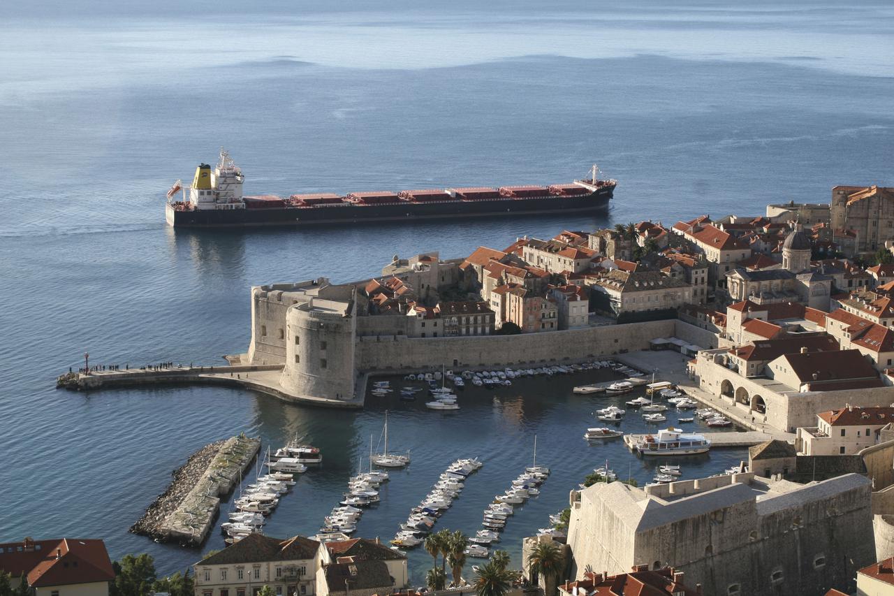 Dubrovnik - Brod Zagreb Atlantske plovidbe ispred Grada
